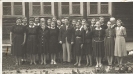 Dyrektor LO ze swoimi wychowankami na tle internatu 1956r.